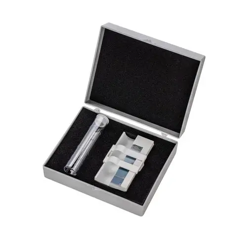 Phosphat-Farbvergleichsskala von BWT in einer silbernen Box, bestehend aus einem Messgerät und Farbvergleichen zur Überprüfung von Kesselwasserqualität.
